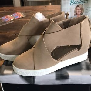 Shoes! Tan Wedge